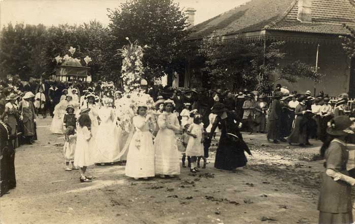 Procession à Arès