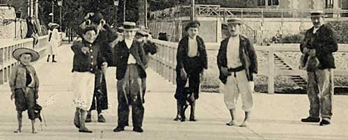 Des gamins sur la jetée de la Chapelle