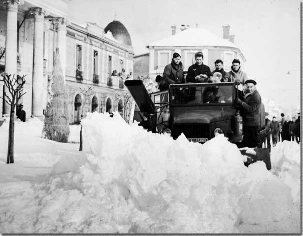 Chasse neige devant la mairie