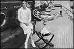 Virginie Hériot pose à coté de son trophée de la OneTonCup en 1927